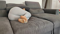 Cámara oculta captó a su hijastra follada dentro del sofá mostrando las plantas de los pies